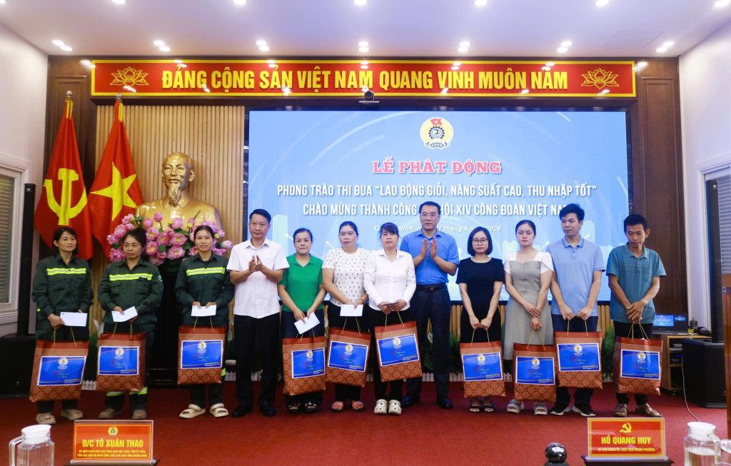 Đồng chí Tô Xuân Thao, ủy viên Ban Thường vụ Tổng Liên đoàn Lao động Việt Nam khóa XIV, Tỉnh ủy viên, Chủ tịch Liên đoàn Lao động tỉnh Quảng Ninh và đồng chí Hồ Quang Huy, Bí thư Đảng ủy, Chủ tịch HĐND phường Móng Cái 1 trao quà tới công nhân có hoàn cảnh khó khăn.