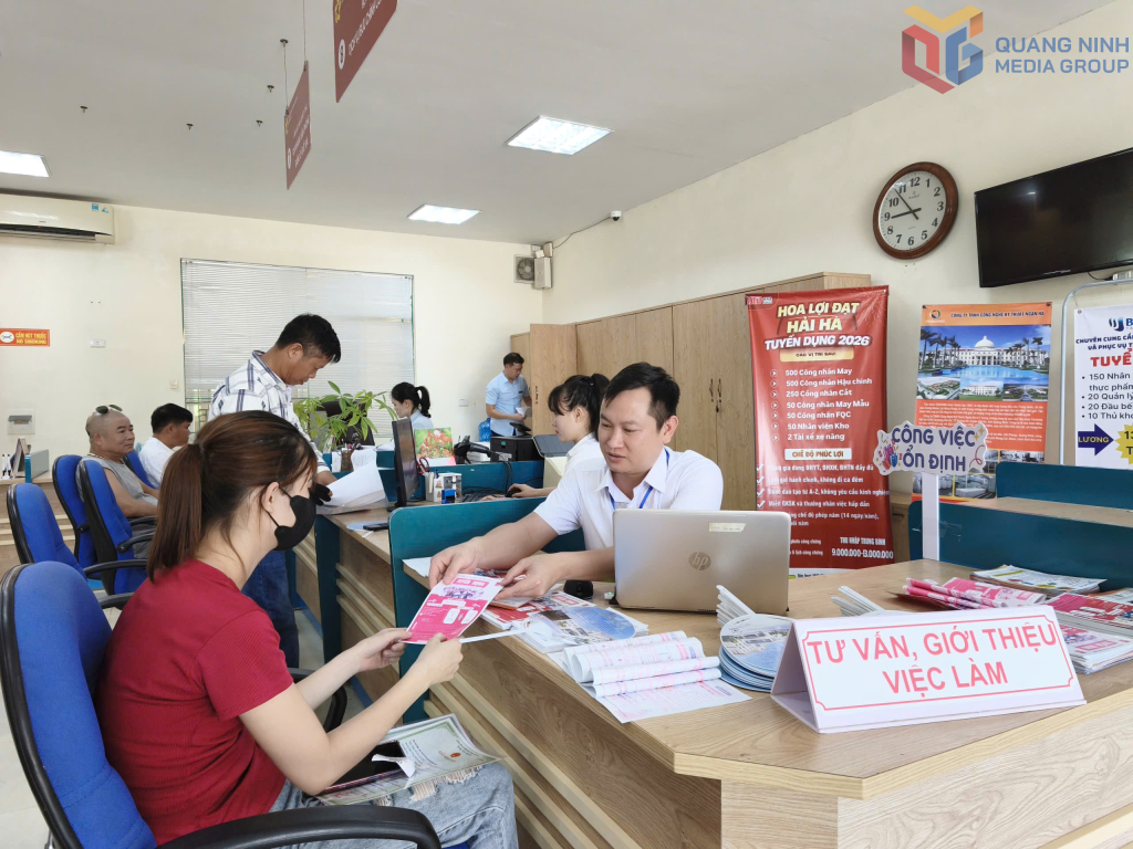Cán bộ Trung tâm hành chính công xã Quảng Hà tư vấn cho người dân về nhu cầu tuyển dụng của doanh nghiệp, vị trí việc làm.