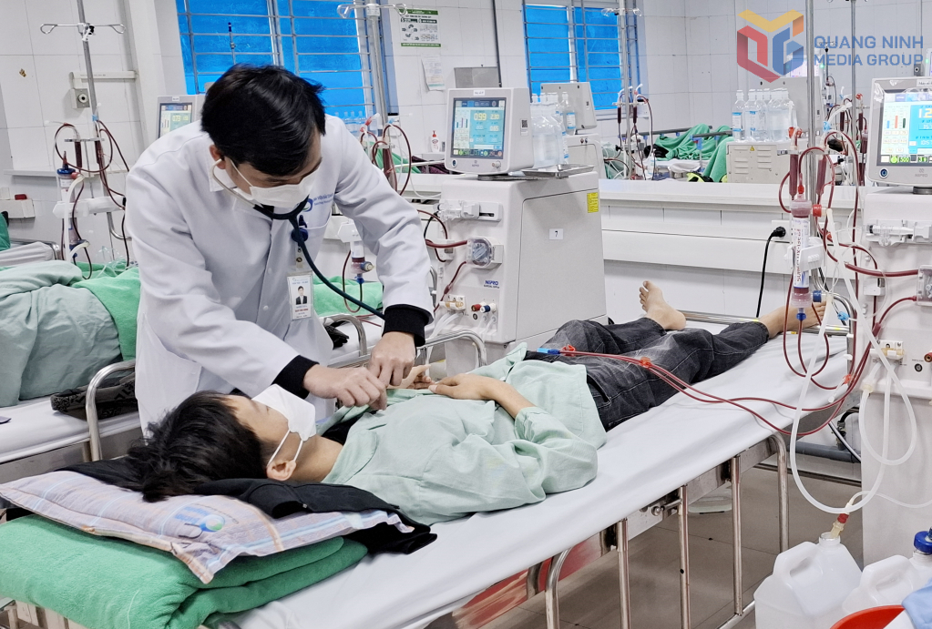 Nhờ tham gia BHYT, nhiều bệnh nhân mắc bệnh mạn tính giảm được chi phí điều trị lâu dài. Trong ảnh: Thăm khám bệnh nhân tại Khoa Thận - Lọc máu, Bệnh viện Bãi Cháy.