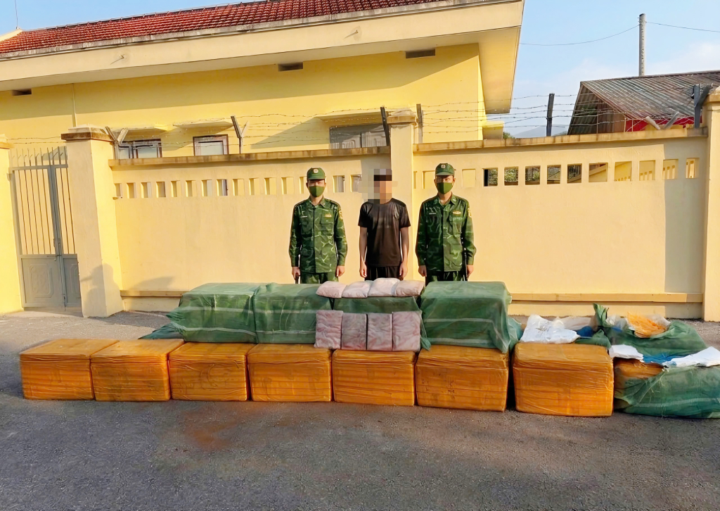 Đồn Biên phòng Pò Hèn bắt giữ vụ vận chuyển 480kg tràng lợn đông lạnh không rõ nguồn gốc trên sông biên giới ngày 12/6/2026.
