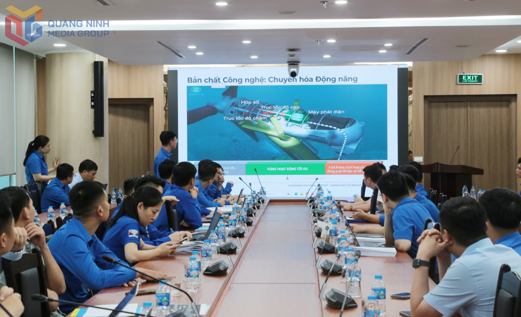Các tác giả trình bày đề tài tại Hội thi Tuổi trẻ sáng tạo năm 2026 do Đoàn Than Quảng Ninh tổ chức.