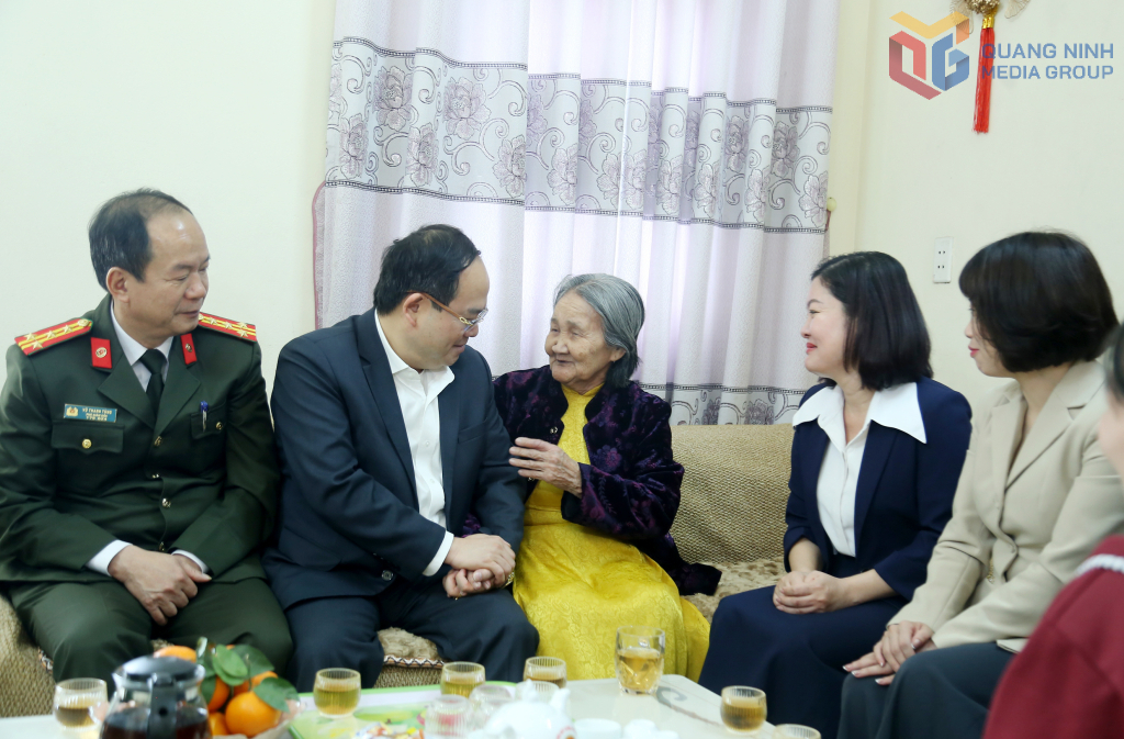 Đồng chí Quản Minh Cường, Ủy viên Trung ương Đảng, Bí thư Tỉnh ủy, Trưởng Đoàn ĐBQH tỉnh, đến thăm, chúc Tết Mẹ Việt Nam Anh hùng Nguyễn Thị Thuộc (phường Hà Tu). Ảnh: Thu Chung