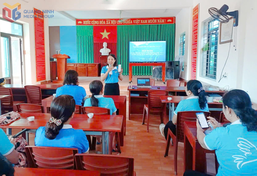 Cán bộ Hội LHPN phường An Sinh hướng dẫn hội viên sử dụng các tiện ích trên điện thoại thông minh trong mô hình