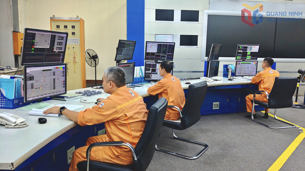 Cán bộ kỹ thuật Công ty CP Nhiệt điện Quảng Ninh vận hành và theo dõi hệ thống quan trắc môi trường tự động, cảnh báo nguy cơ ô nhiễm môi trường tại trung tâm điều hành.