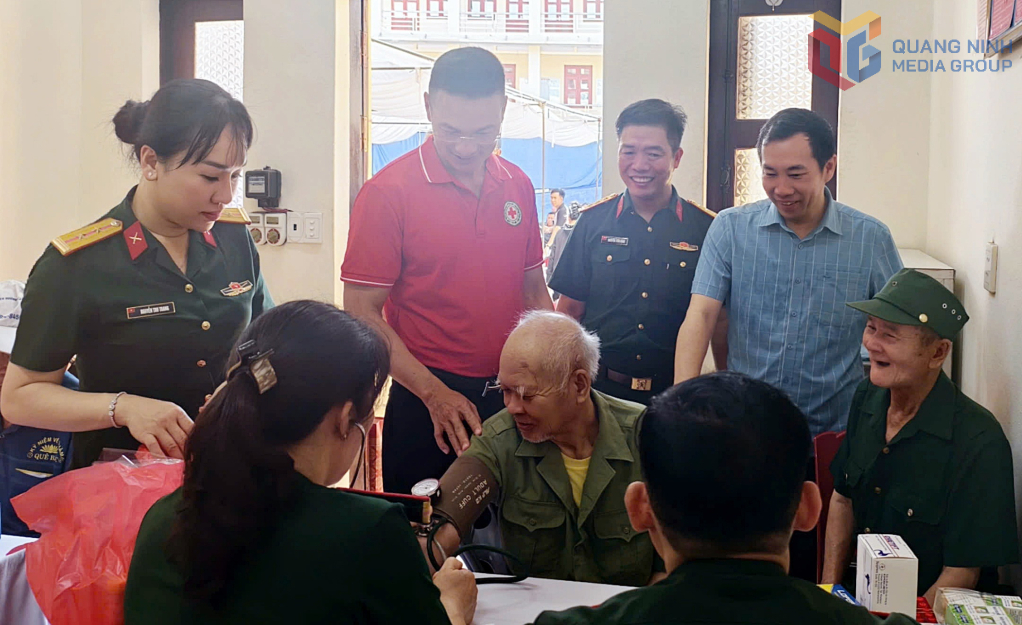 Lãnh đạo Hội Chữ thập đỏ tỉnh và Bộ Chỉ huy Quân sự tỉnh thăm hỏi, động viên các thương binh, bệnh binh tham gia chương trình khám bệnh, cấp thuốc miễn phí tại xã Tiên Yên.
