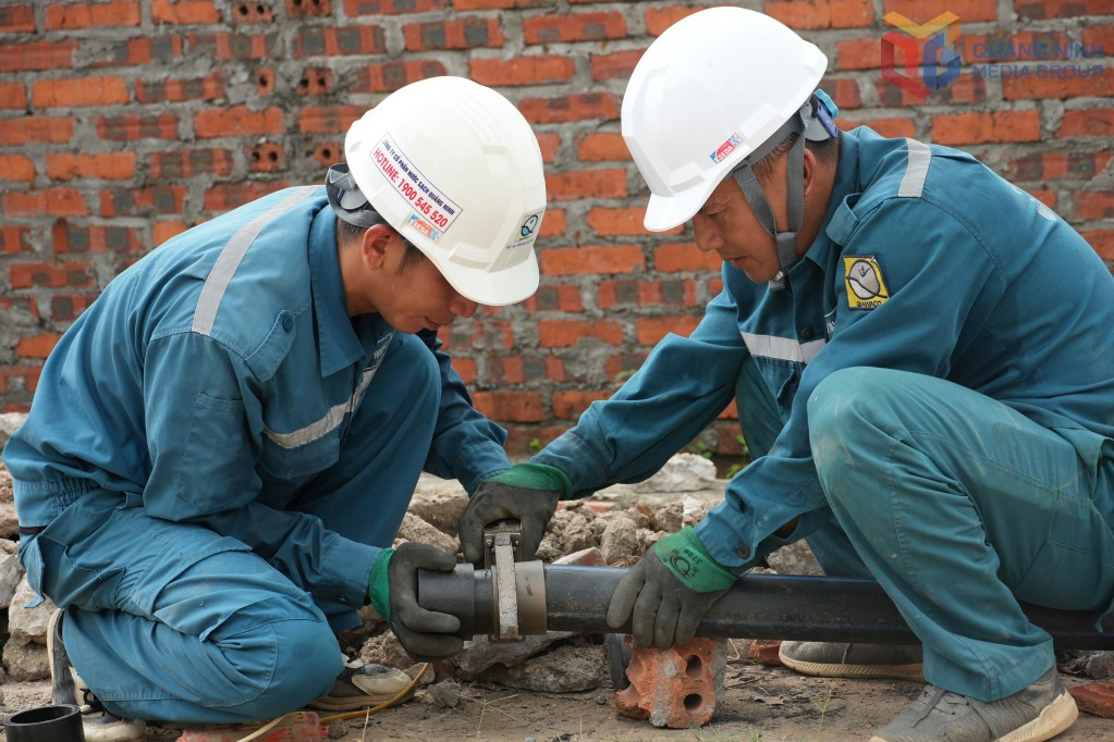 Công nhân Xí nghiệp nước Đông Triều lắp đặt tuyến ống cấp nước cho người dân. Công nhân Xí nghiệp nước Đông Triều lắp đặt tuyến ống cấp nước cho người dân.