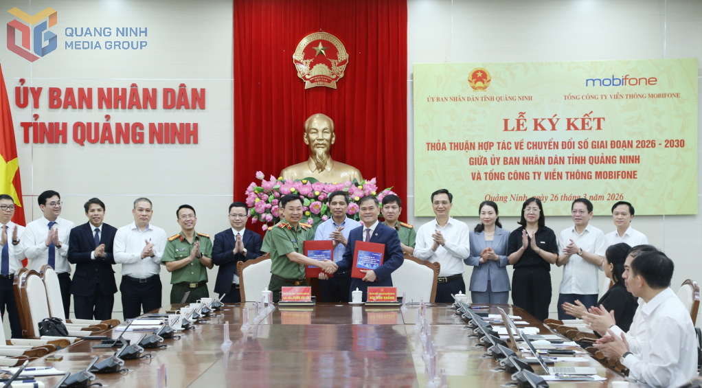 Đồng chí Bùi Văn Khắng, Phó Bí thư Tỉnh ủy, Chủ tịch UBND tỉnh và Thiếu tướng Trương Sơn Lâm, Chủ tịch Tổng Công ty Viễn thông MobiFone, trao biên bản hợp tác.
