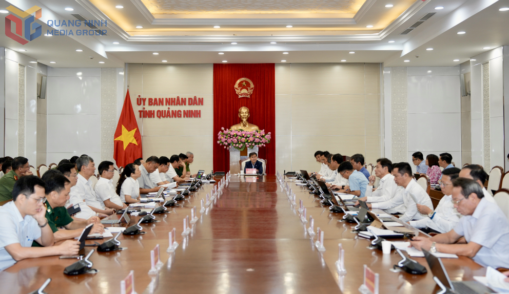 Đồng chí Bùi Văn Khắng, Phó Bí thư Tỉnh ủy, Chủ tịch UBND tỉnh, Trưởng Ban Chỉ đạo Phát triển khoa học, công nghệ, đổi mới sáng tạo, chuyển đổi số tỉnh, chủ trì Hội nghị sơ kết 6 tháng đầu năm thực hiện Nghị quyết số 57-NQ/TW của Bộ Chính trị.