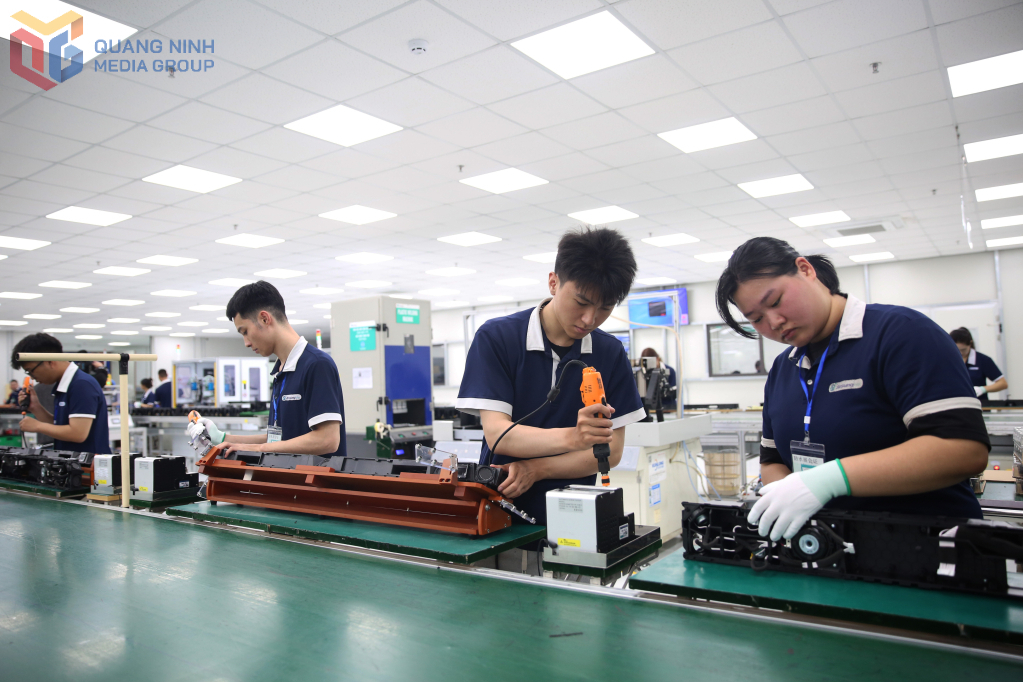 Người lao động làm việc tại Công ty TNHH Jinsung Hitec Vina, KCN Đông Mai.
