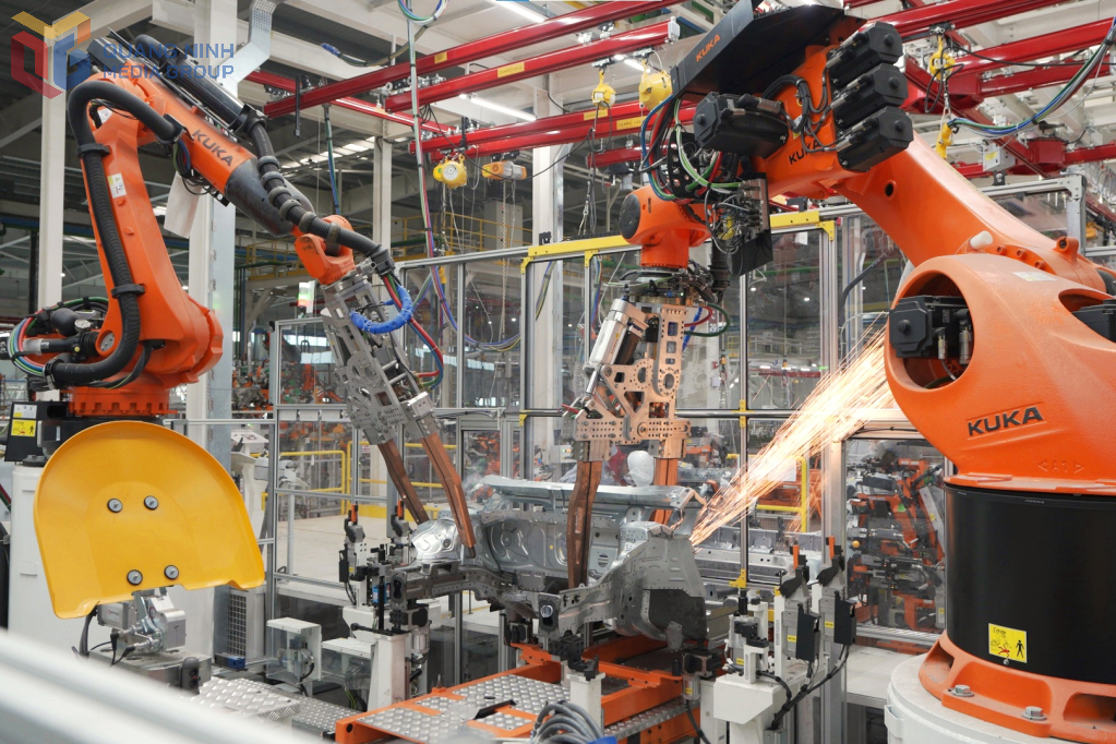Robot hàn các chi tiết thân xe với độ chính xác cao, khung xe được kiểm soát chặt chẽ qua các phép thử cơ lý và đo 3D bằng hệ thống CMM, giúp tối ưu độ chính xác tại Nhà máy ô tô Thành Công Việt Hưng.