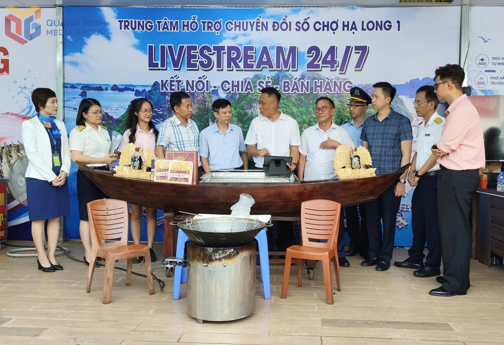 UBND phường Hồng Gai phối hợp với Hội Doanh nghiệp phường ra mắt Trung tâm Hỗ trợ chuyển đổi số chợ Hạ Long 1.