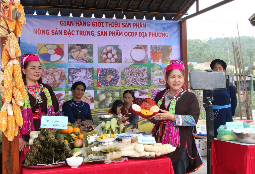 Người dân livestream bán nông, lâm sản địa phương tại chợ phiên trên các trang fanpage (nền tảng Facebook) của xã Điền Xá.