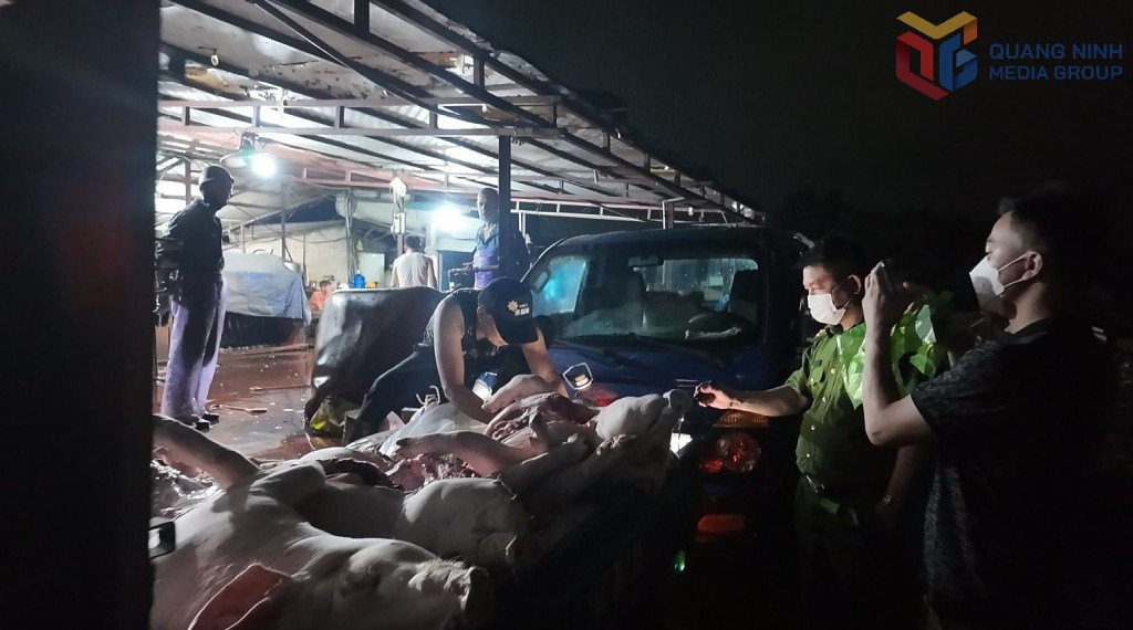 Lực lượng chức năng kiểm tra, phát hiện nhiều sai phạm tại cơ sở giết mổ lợn trên địa bàn phường Việt Hưng (tháng 7/2026). Lực lượng chức năng kiểm tra, phát hiện nhiều sai phạm tại cơ sở giết mổ lợn trên địa bàn phường Việt Hưng (tháng 7/2026).