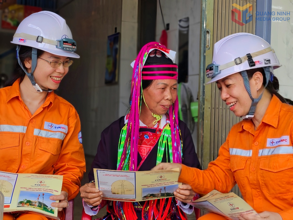 Nhân viên Công ty Điện lực Quảng Ninh tuyên truyền cho bà con xã Hải Hà sử dụng điện an toàn, tiết kiệm, hiệu quả.
