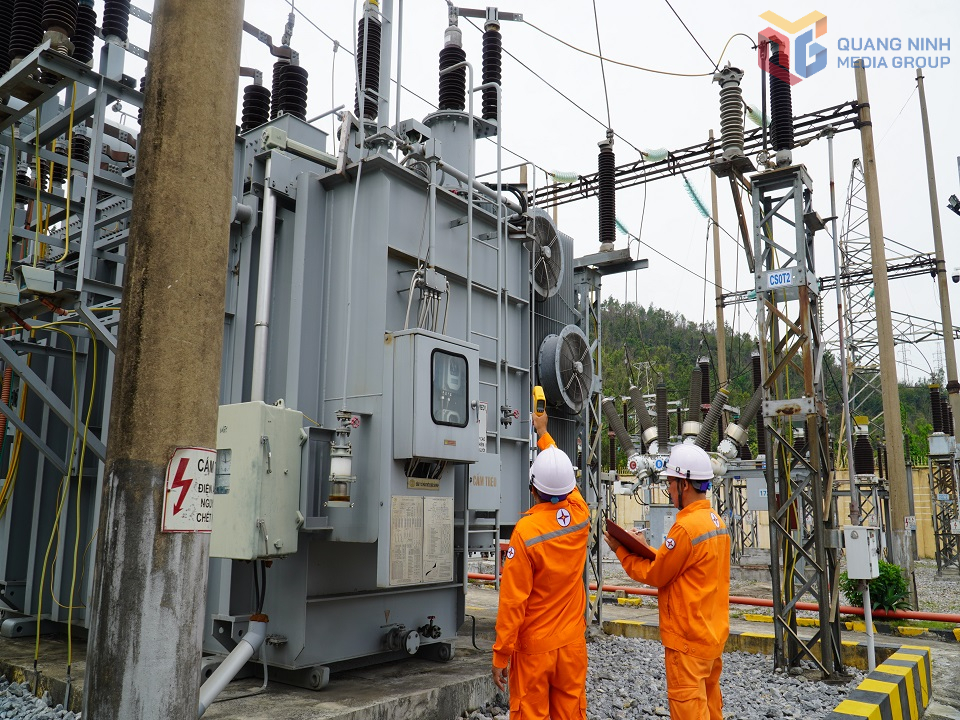 Nhân viên Công ty Điện lực Quảng Ninh kiểm tra thông số vào giờ cao điểm.