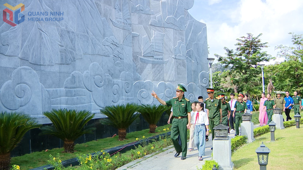 Hội Cựu chiến binh, đoàn viên, thanh niên và học sinh khu 2A, phường Hạ Long, tham quan Tượng đài Vũ Văn Hiếu.