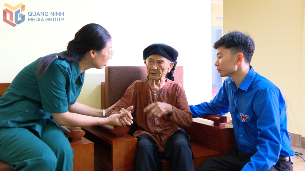 Các lực lượng phường Uông Bí đến thăm hỏi Mẹ Việt Nam Anh hùng Hoàng Thị Nghi.