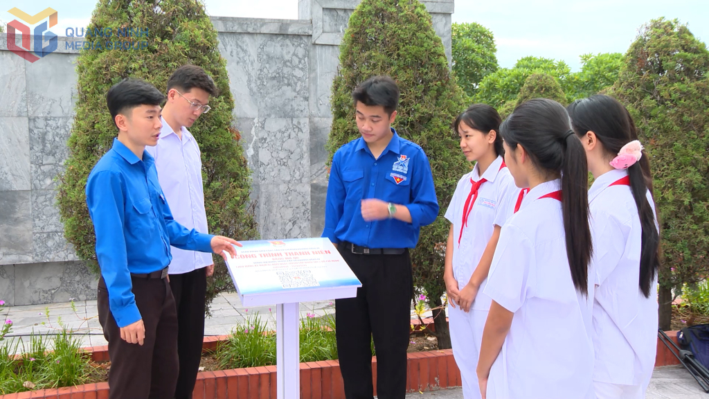 Đoàn Thanh niên phường Uông Bí giới thiệu bảng mã QR thông tin về nghĩa trang liệt sĩ của phường.