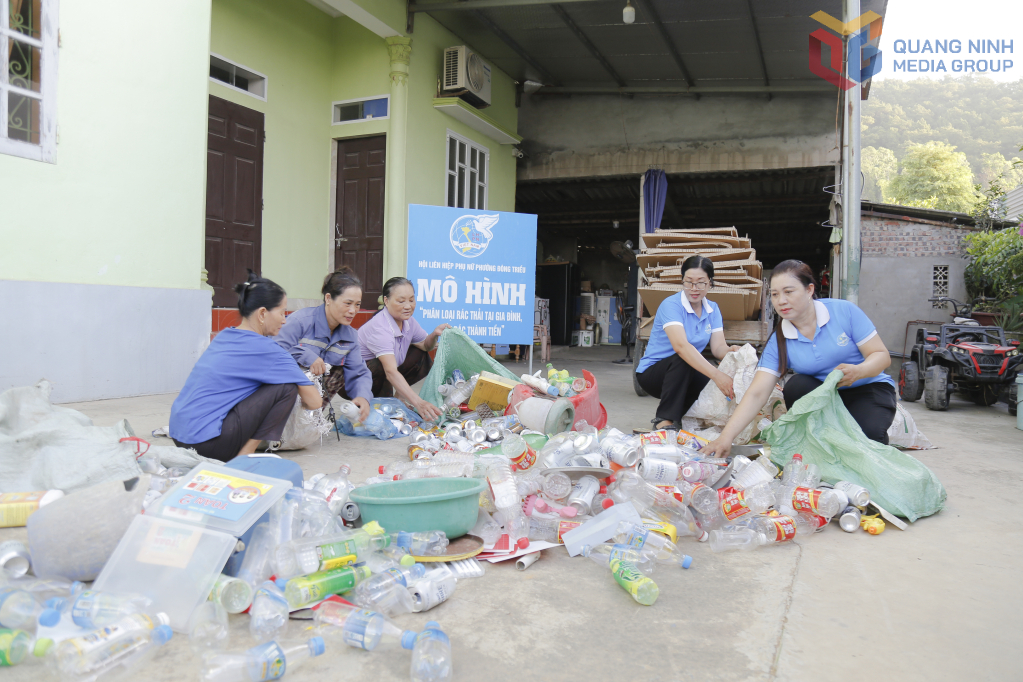 Hội viên phụ nữ phường Đông Triều phân loại rác tái chế, duy trì mô hình “Biến rác thành tiền”, góp phần nâng cao ý thức bảo vệ môi trường từ mỗi gia đình.