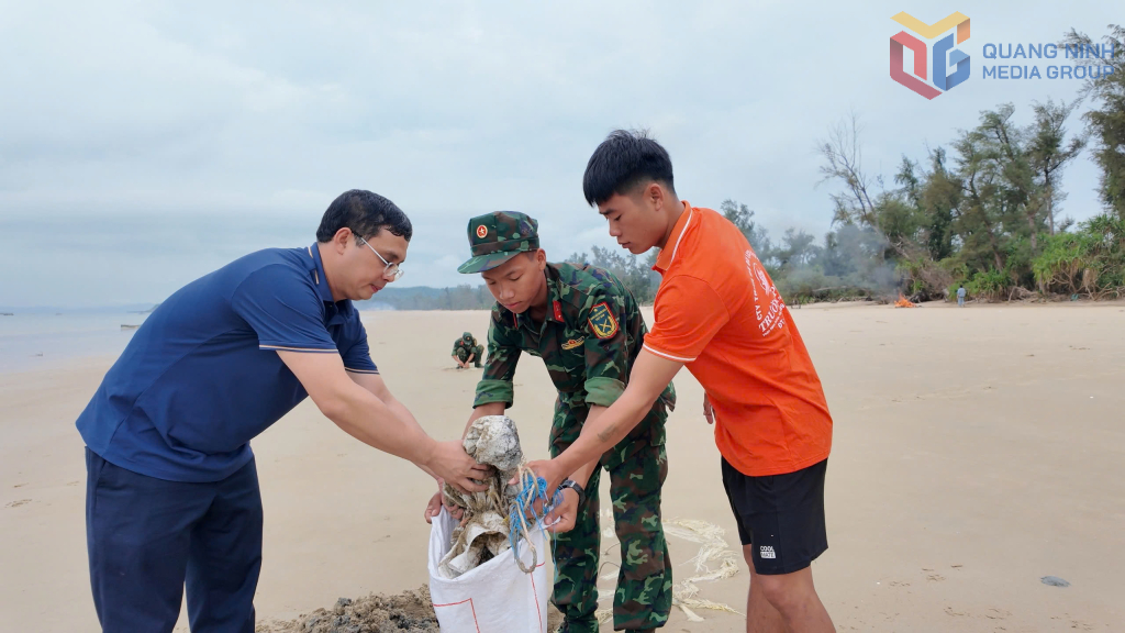 Cán bộ và người dân đặc khu Cô Tô chung tay thu gom rác thải, giữ gìnmôi trường biển đảo.
