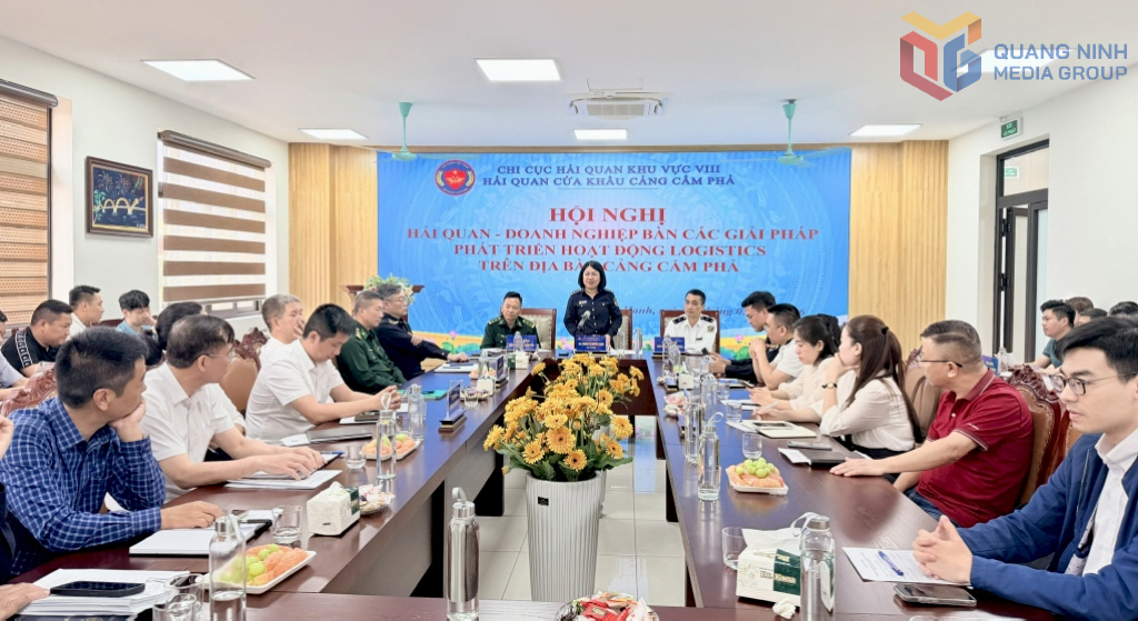 Hải quan cửa khẩu cảng Cẩm Phả tổ chức hội nghị đối thoại giữa hải quan và doanh nghiệp logistics để lắng nghe ý kiến, kiến nghị, tháo gỡ khó khăn cho các doanh nghiệp.
