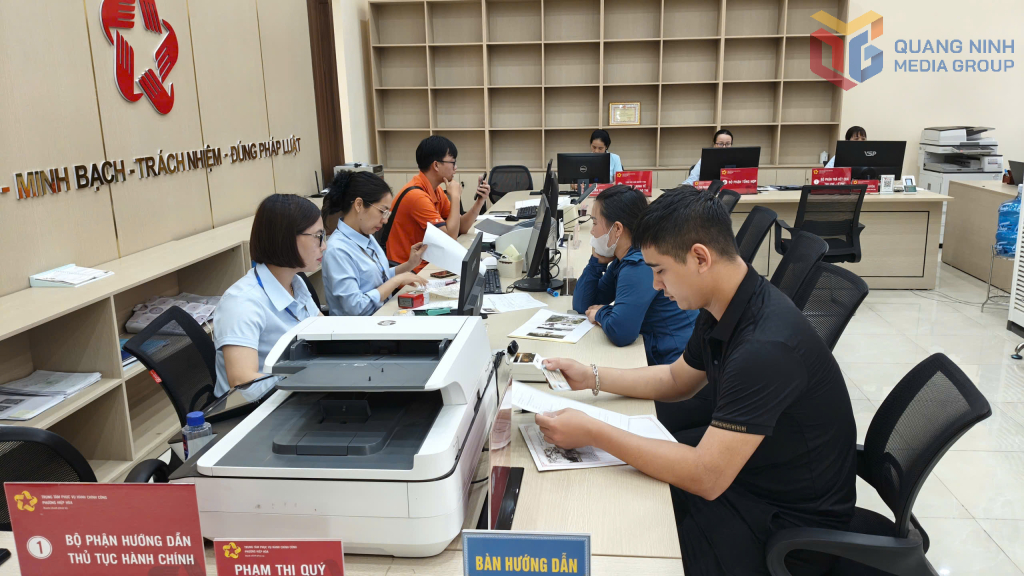 Cán bộ Trung tâm Phục vụ hành chính công phường Hiệp Hoà giải quyết TTHC phục vụ người dân, doanh nghiệp.
