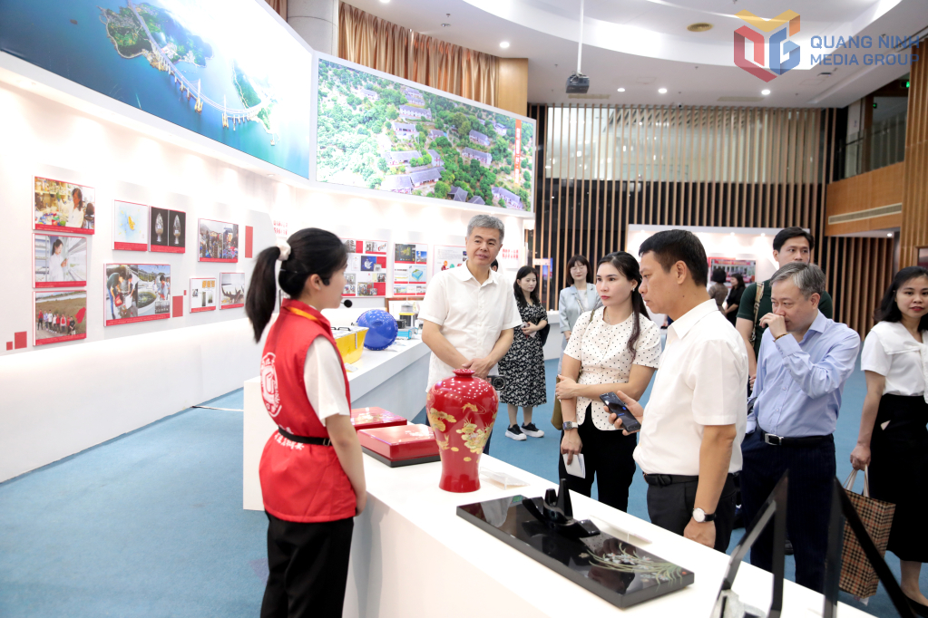 Đồng chí Nguyễn Hồng Dương, Phó Chủ tịch Thường trực HĐND tỉnh, cùng đoàn công tác thăm khu nhà truyền thống Trường Đại học Mân Giang.