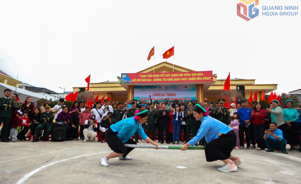 Phụ nữ người Sán Chỉ xã Hoành Mô thi đẩy gậy. Phụ nữ người Sán Chỉ xã Hoành Mô thi đẩy gậy.