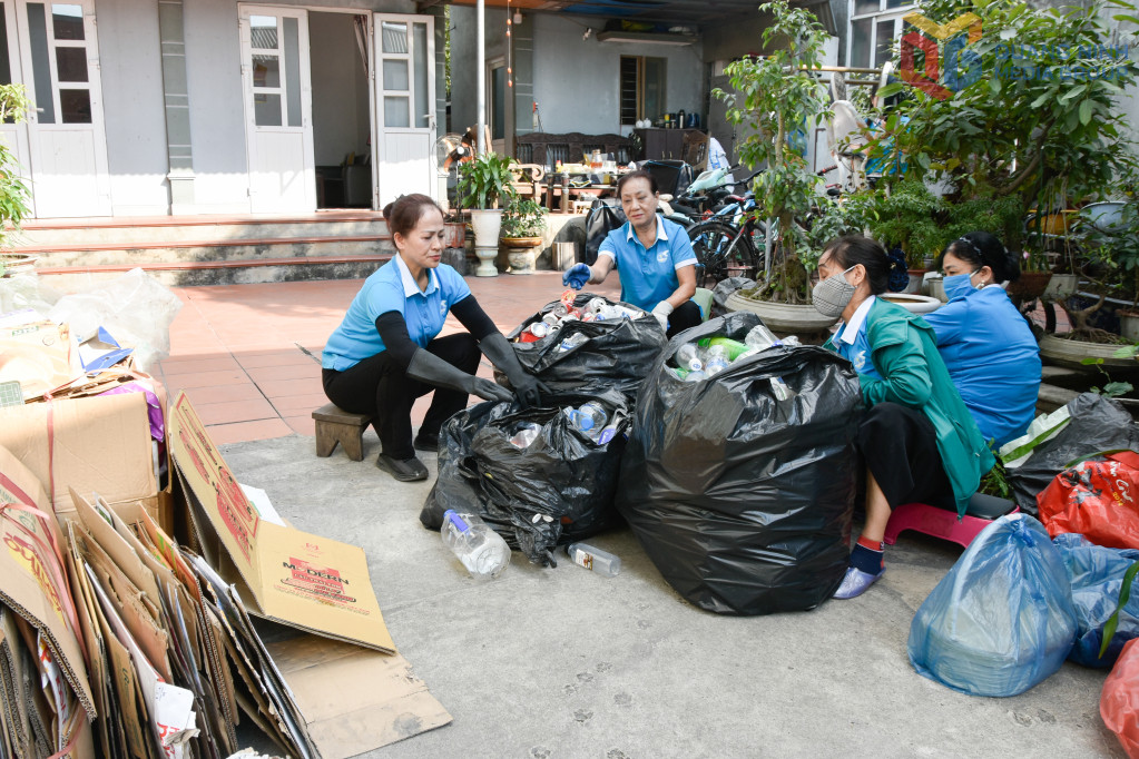 Hội viên phụ nữ phường Cẩm Phả là nòng cốt thực hiện mô hình tái chế rác thải nhựa 