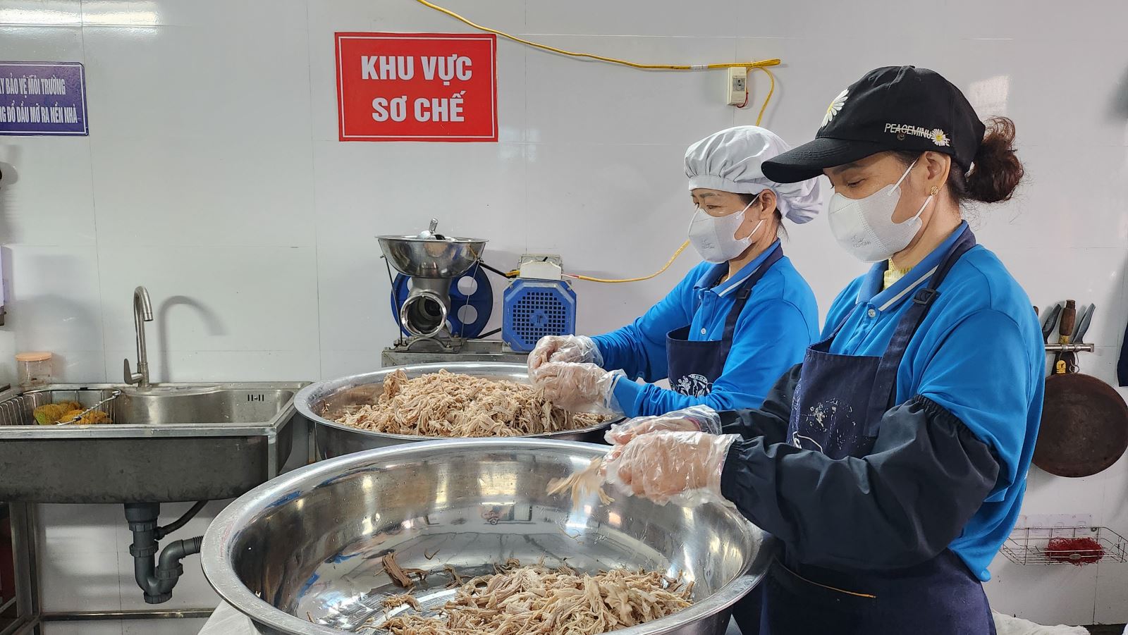 Sản xuất heo khô cháy tỏi tại cơ sở sản xuất ruốc tép chưng thịt Long Thương (Quảng Yên).