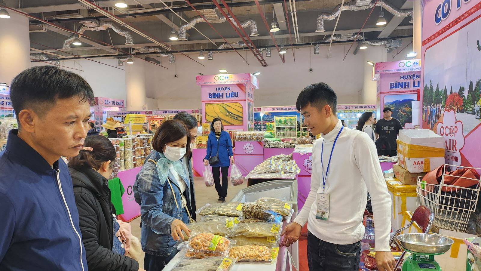 Người dân mua hàng tại Hội chợ OCOP Quảng Ninh - Xuân 2025.