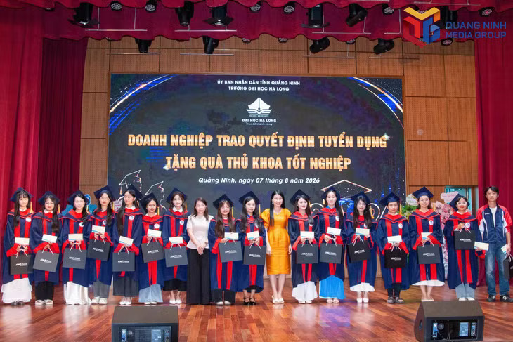 Doanh nghiệp trao quyết định tuyển dụng, tặng quà thủ khoa tốt nghiệp năm 2026. bqn_tr_3-2842x1895.jpg