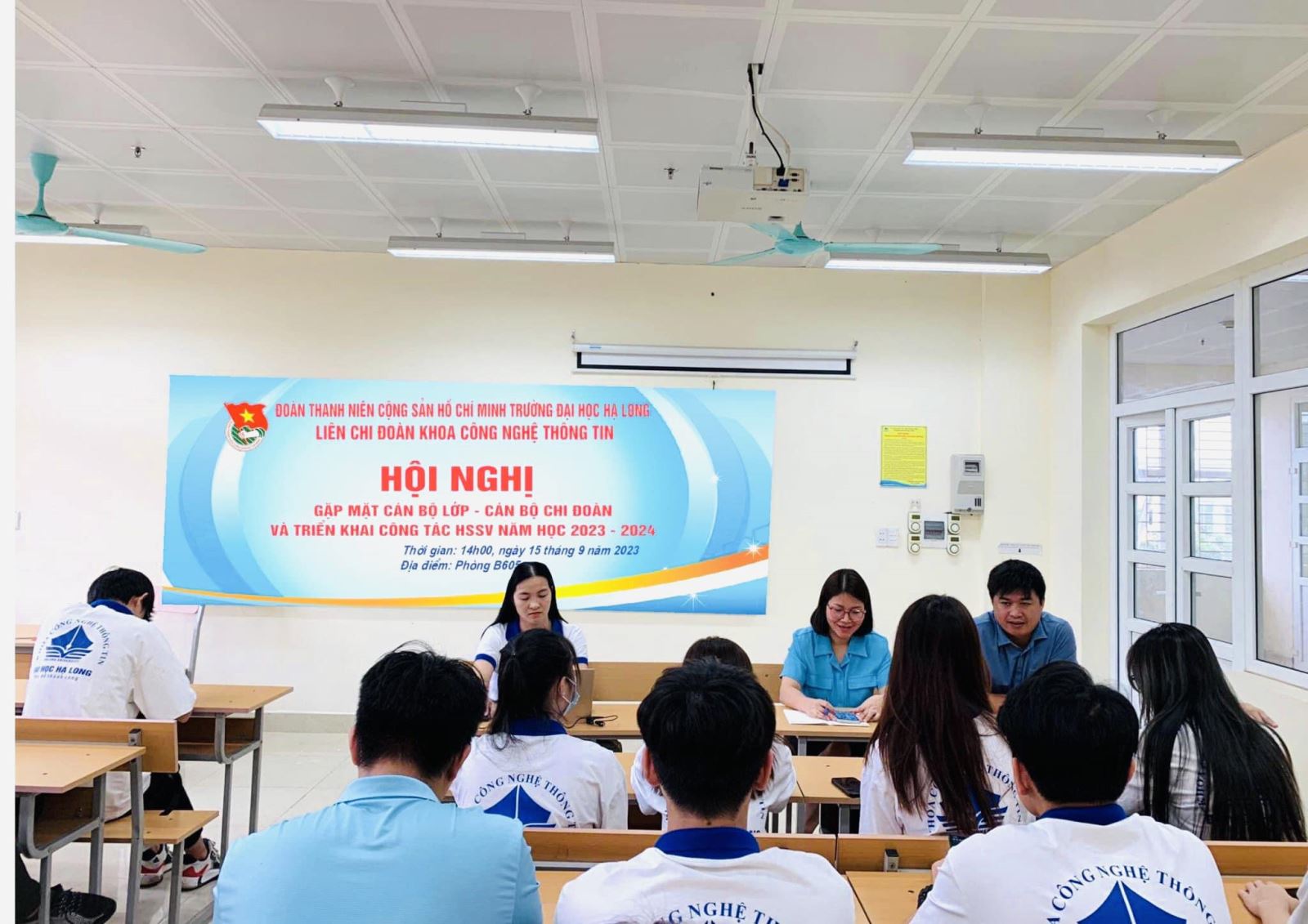 Có thể là hình ảnh về 10 người, mọi người đang học và văn bản cho biết 'ĐOÀN THANH NIÊN CÔNG SAN CH TRƯƠNG CH LONG LIÊN CHI ĐOÀN KHOA CÔNG NGHỆ THÔNG TIN HỘI NGHI GĂP MẶT CAN CHI ĐOÀN VÀ TRIỂN ÛHAI CÔNG HSSV NĂM HỌC 2023- 2024 gian 14h00, ngày 5tháng 9năm Địa Phòng THÔNG NGHỆT CÔNG NGHỆ CÃNGNGHE THÔNG'