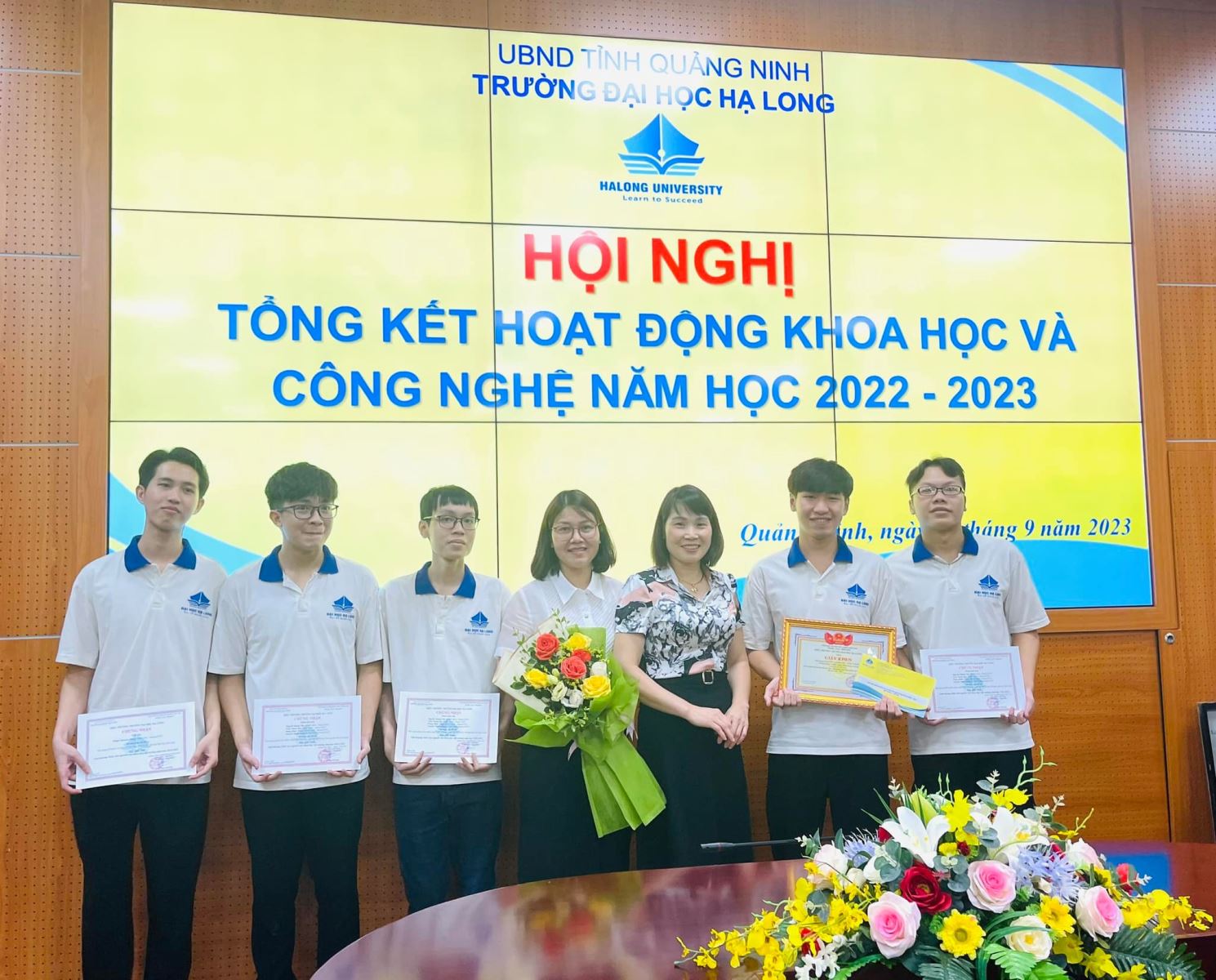Có thể là hình ảnh về 7 người và văn bản cho biết 'UBND TÌNH QU ANG NINH TRƯỜNG ĐẠI HỌC HẠ LONG HALONG UNIVERSITY Leerm HỘI NGHỊ TÔNG KẾT HOẠT ĐỘNG KHOA HỌC VÀ CÔNG NGHỆ NĂM HỌC 2022- 2023 Quản nh, ngà háng 9 năm 2023'