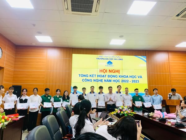 Có thể là hình ảnh về 14 người, mọi người đang học, bệnh viện và văn bản cho biết 'UBND TRƯƠNG A HOCHA ONG HỘI NGHỊ TÔNG KÉT HOẠT ĐỌNG KHOA HỌC VÀ CÔNG NGHẸ NĂM HỌC 2022 2023'