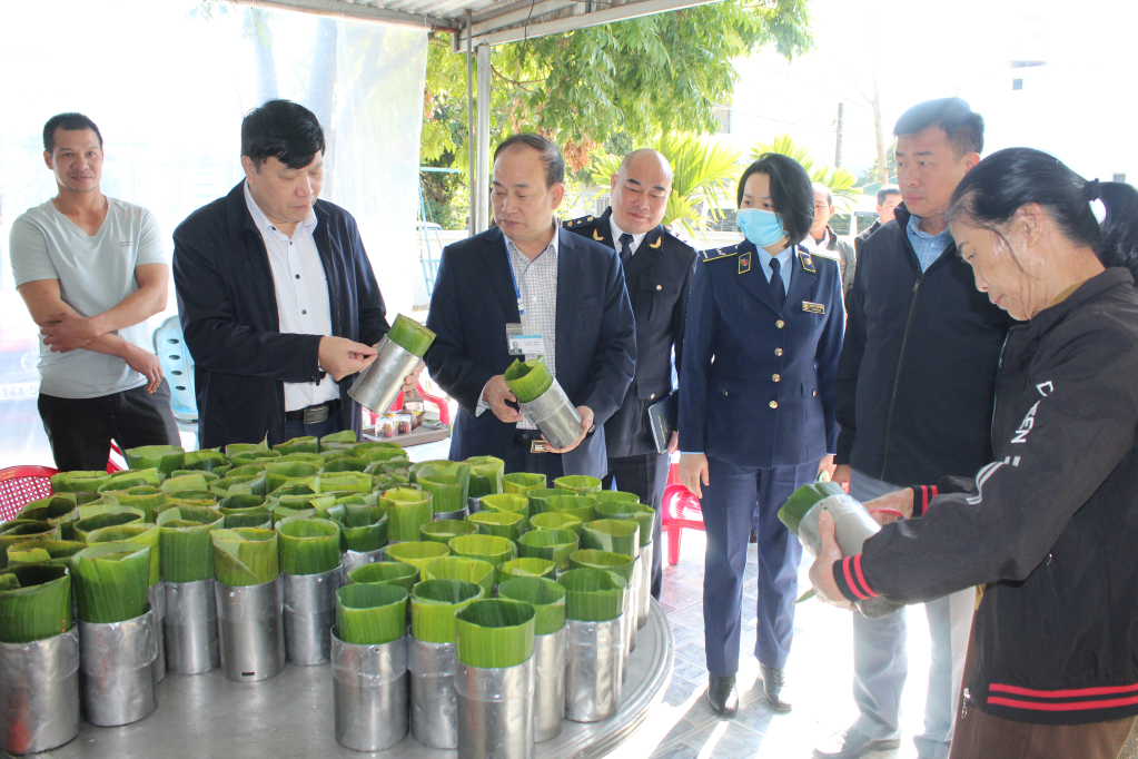 Đoàn kiểm tra liên ngành ATTP số 1 của tỉnh kiểm tra tại cơ sở sản xuất giò Vũ Thủy (TP Móng Cái). Ảnh: Cơ sở cung cấp