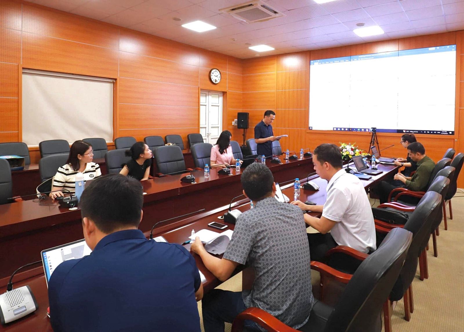 Có thể là hình ảnh về 7 người, mọi người đang học và văn bản