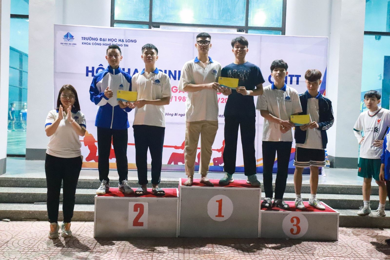 Có thể là hình ảnh về 8 người, ván trượt và văn bản