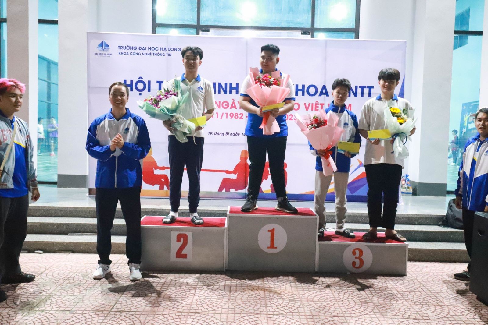 Có thể là hình ảnh về 7 người và văn bản