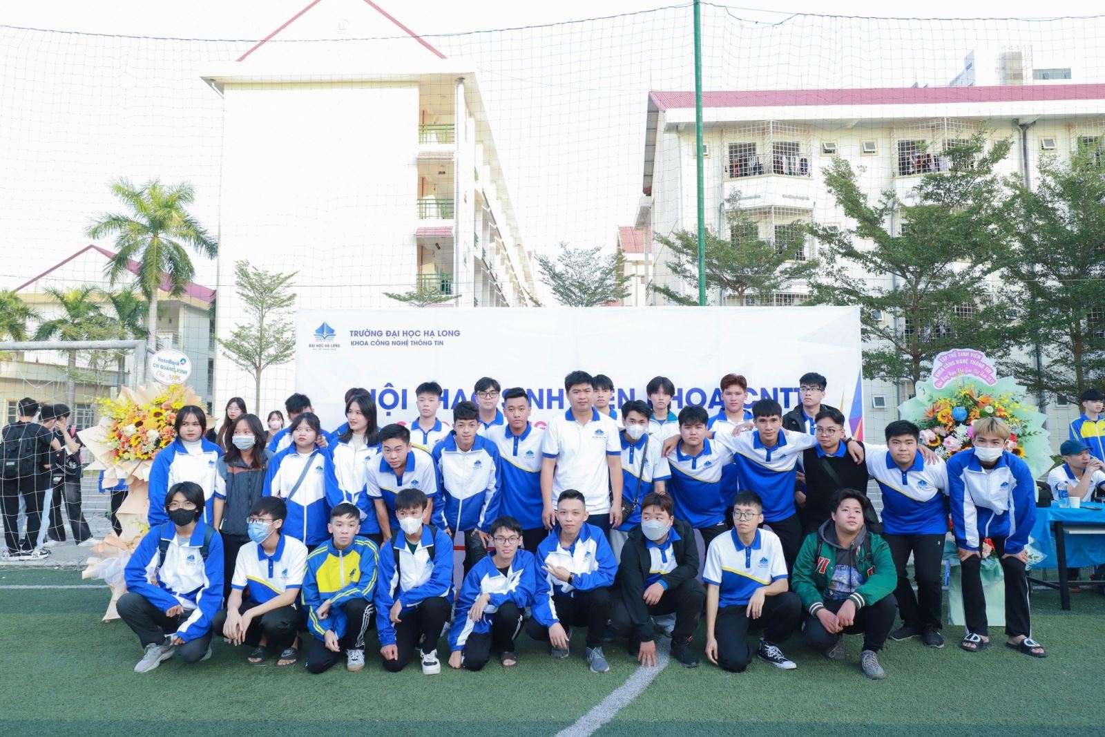 Có thể là hình ảnh về 1 người và văn bản