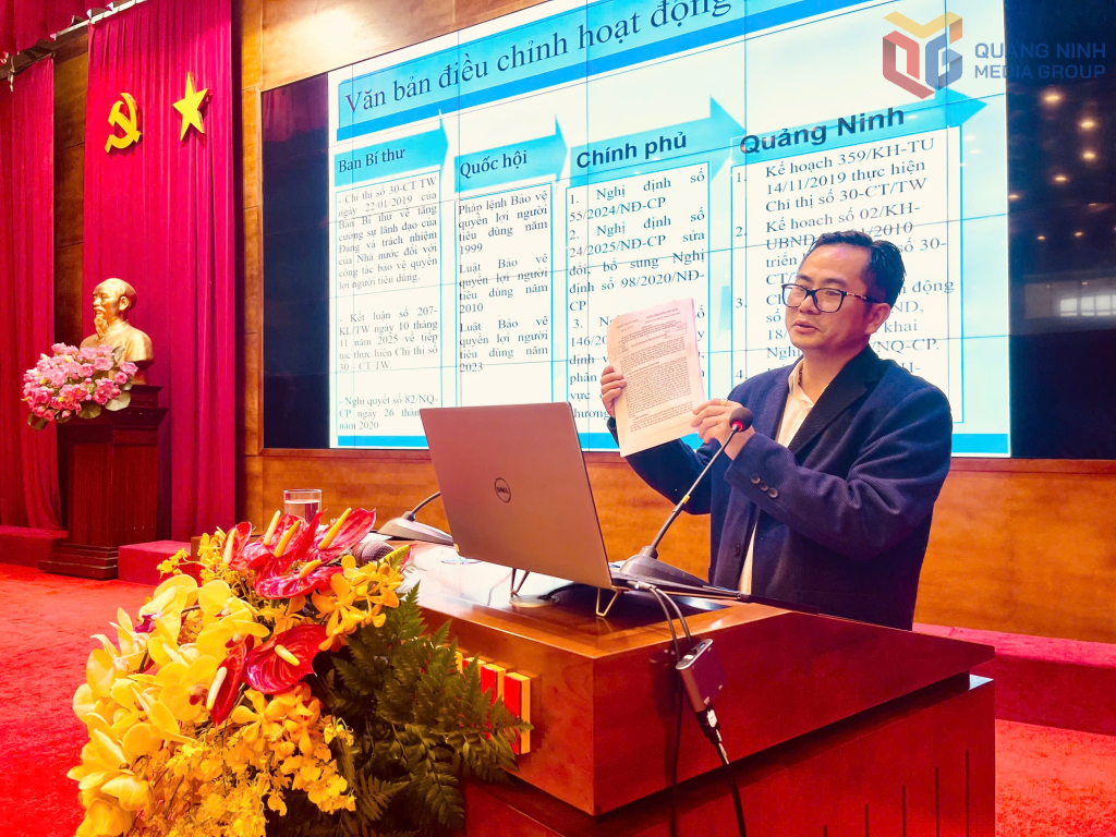 Đại diện Ban Bảo vệ người tiêu dùng, Uỷ ban Cạnh tranh Quốc gia tuyên truyền, phổ biến tổng quan về Luật Bảo vệ quyền lợi người tiêu dùng. Ảnh: Đinh Hằng