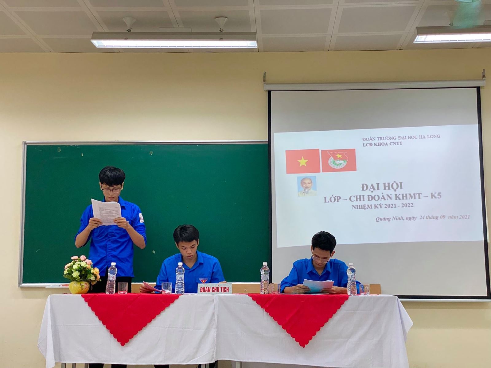 Có thể là hình ảnh về một hoặc nhiều người, mọi người đang đứng và trong nhà