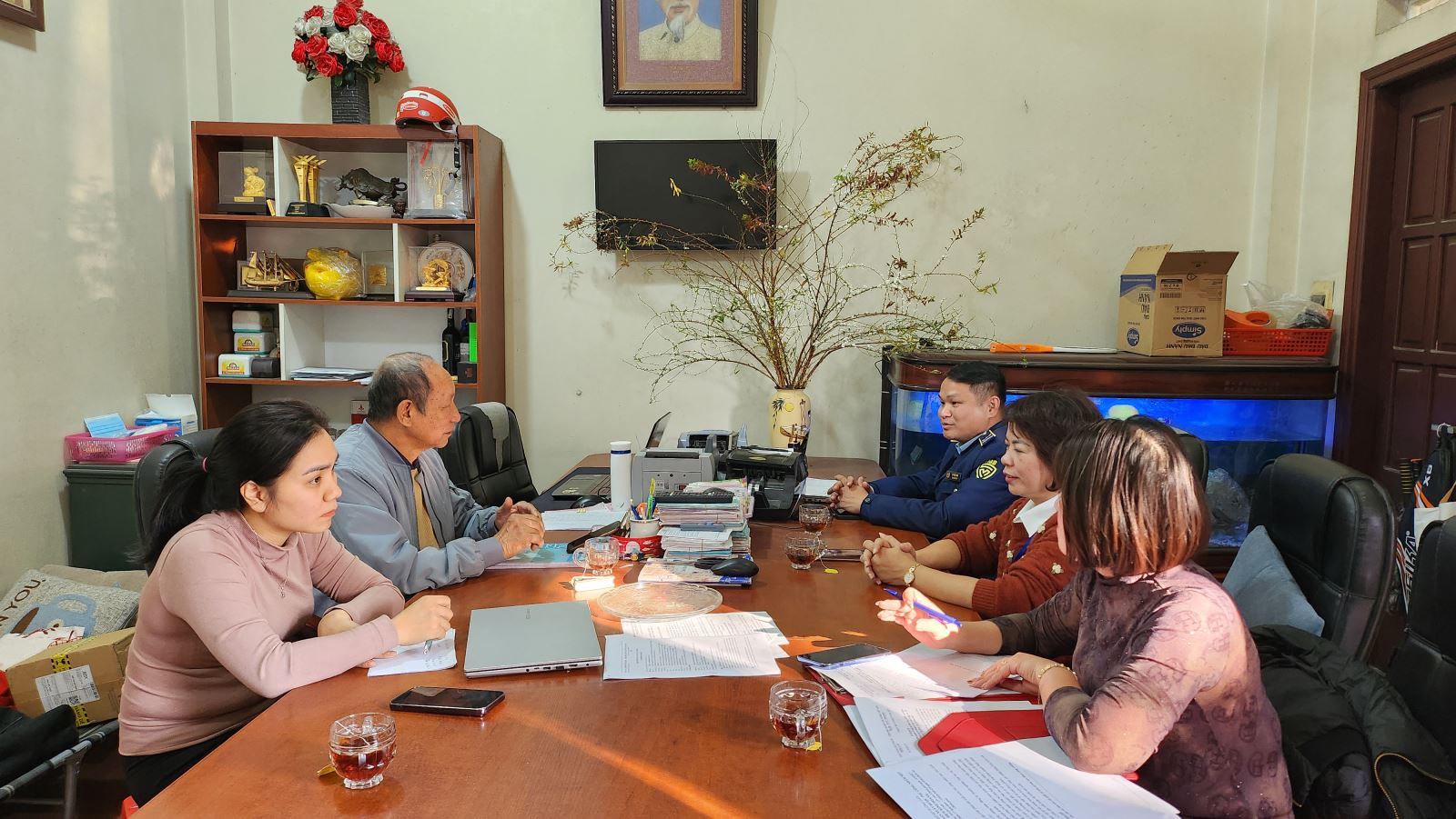 Đoàn kiểm tra liên ngành ATTP TP Uông Bí làm việc với đại diện công ty TNHH TM Hồng Đức về công tác đảm bảo ATTP.