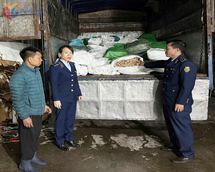 Đội QLTT số 1 khám phương tiện vận chuyển 3.120 kg chân gà không rõ nguồn gốc, xuất xứ. Ảnh: Minh Đức