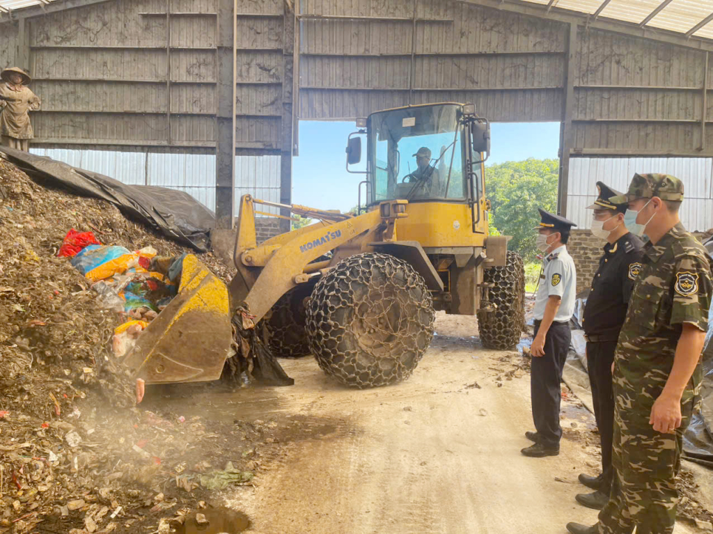 Lực lượng chức năng tiến hành tiêu hủy 300kg chân lợn đông lạnh không rõ nguồn gốc bị bắt giữ ngày 17/10/2025 tại phường Móng Cái 1. (Ảnh: Chi cục QLTT tỉnh)