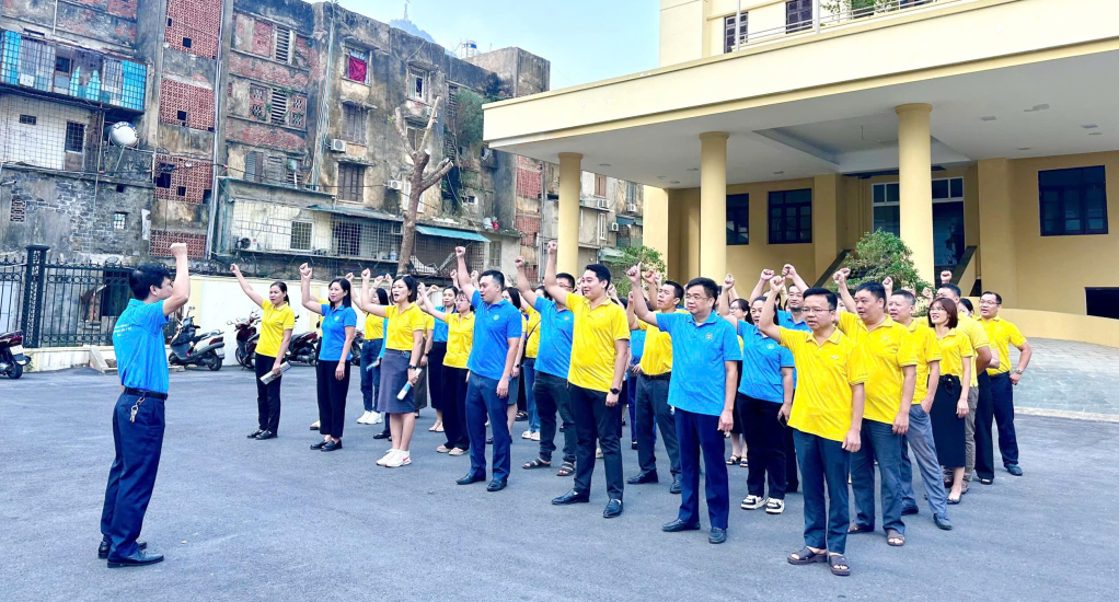 BHXH tỉnh và Bưu điện tỉnh tổ chức lễ ra quân tuyên truyền BHXH tự nguyện, BHYT hộ gia đình tại TP Hạ Long. Ảnh: Dương Trường