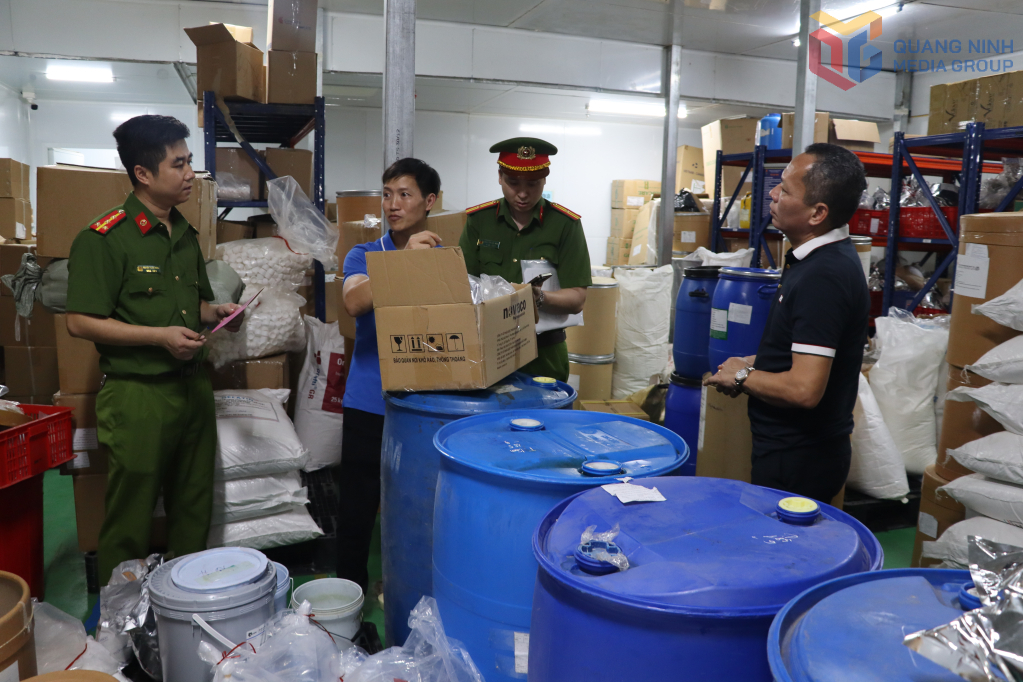 Công an tỉnh kiểm tra kho nguyên liệu chế biến các sản phẩm của Công ty Gold Care. Ảnh: Nguyễn Khánh – Hà Tâm (Công an Quảng Ninh)