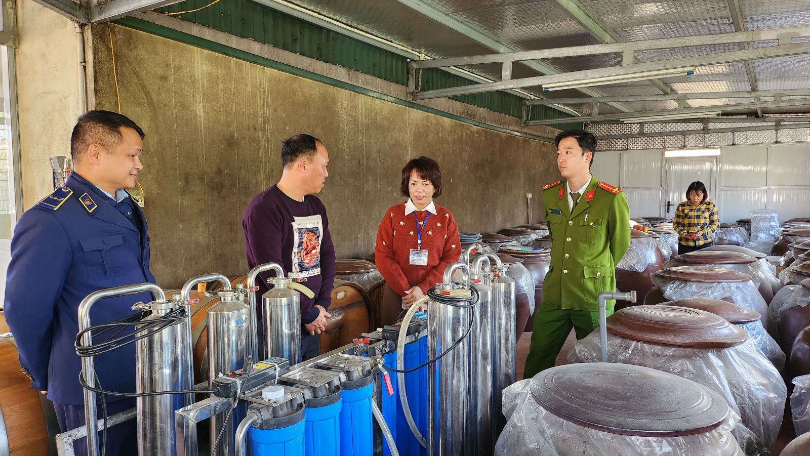 Đoàn kiểm tra liên ngành ATTP TP Uông Bí kiểm tra cơ sở sản xuất rượu trên địa bàn.