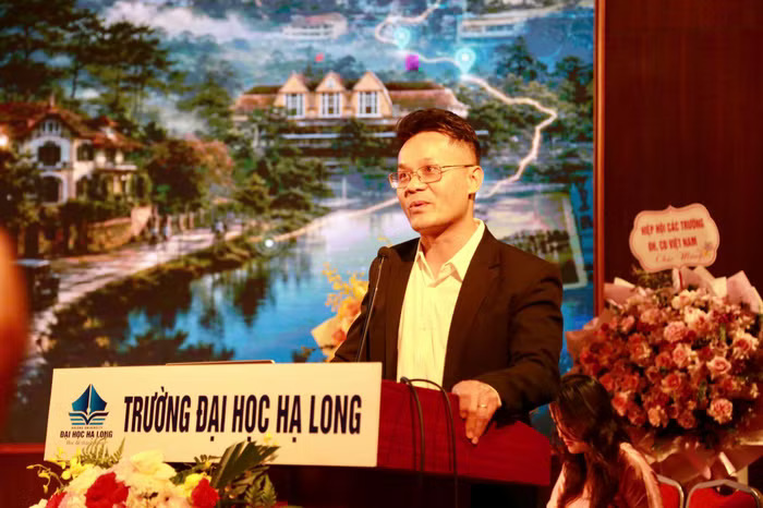 Tiến sĩ Dương Ngọc Lang - Trưởng khoa Khoa Du lịch, Trường Đại học Yersin Đà Lạt chia sẻ tại hội thảo. 1961077627407718737-3.jpg
