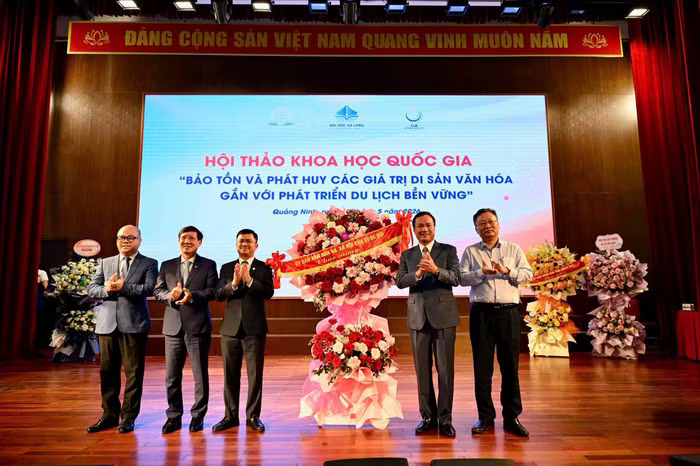 Đại diện Ủy ban Văn hóa và Xã hội của Quốc hội tặng hoa chúc mừng hội thảo. 2230938195053451678.jpg